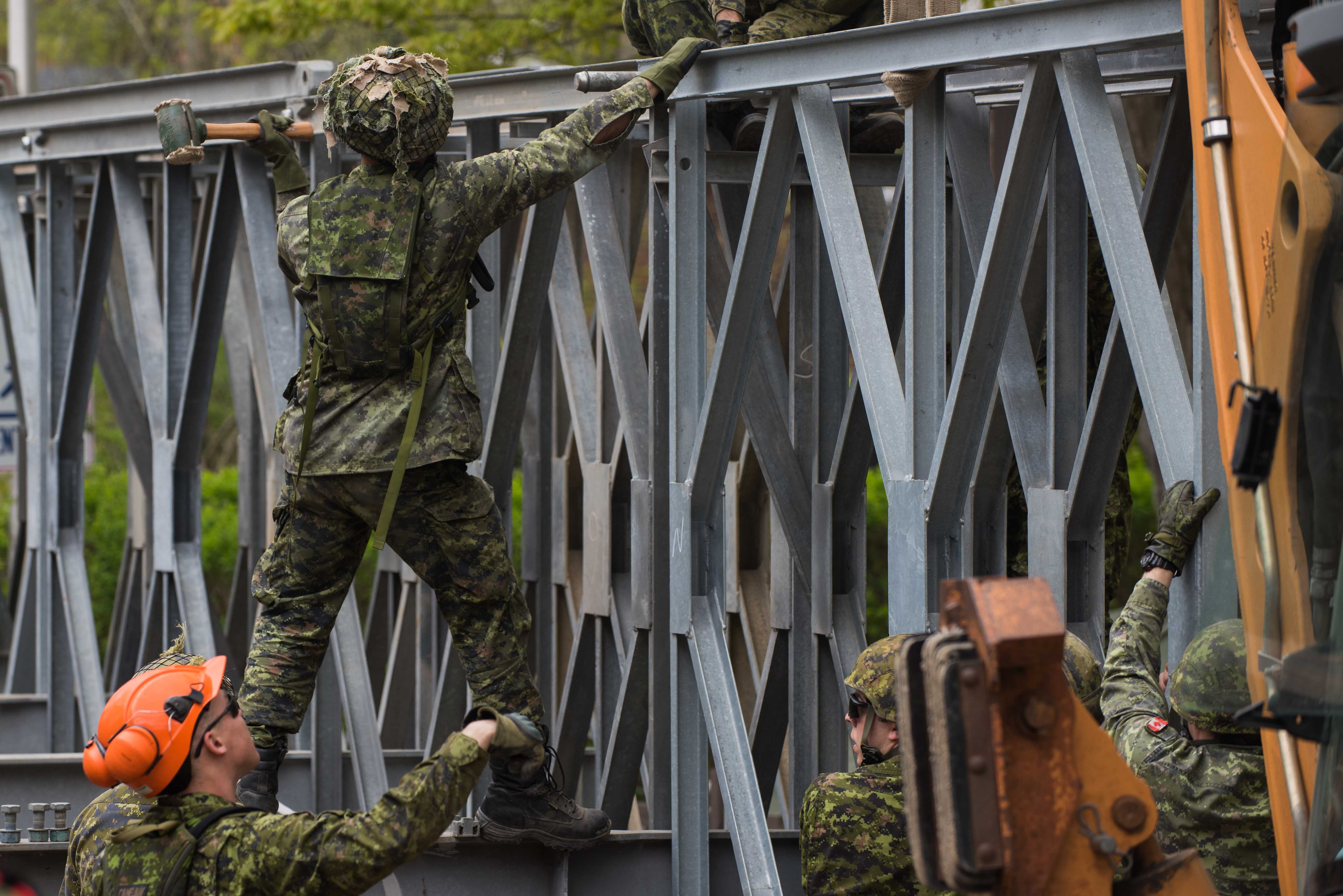 Image of Canadian Army Reserve Personnel building steel bridge